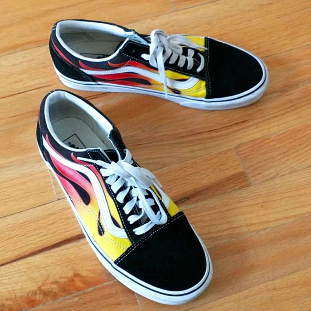 Tennis shoes